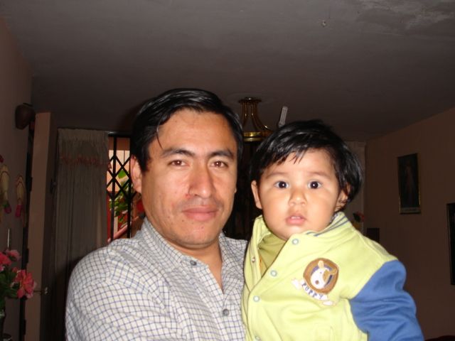 Jes�s Miguel en brazos de su pap� celebra su quinto cumplem�s. Trujillo, Junio del 2006