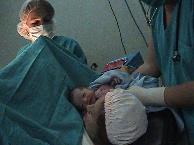 Jennifer Ann junto a su mam� luego de su nacimiento. Lima, Julio 2006.