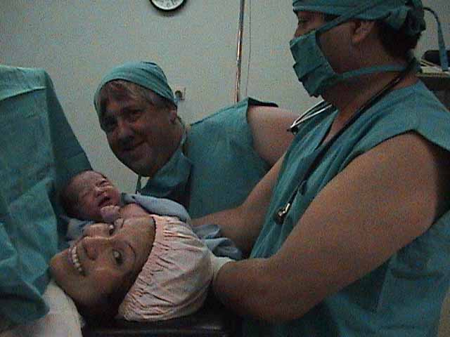 Jennifer Ann junto a sus padres Amy y Jeff luego de su nacimiento. Lima, Julio 2006.