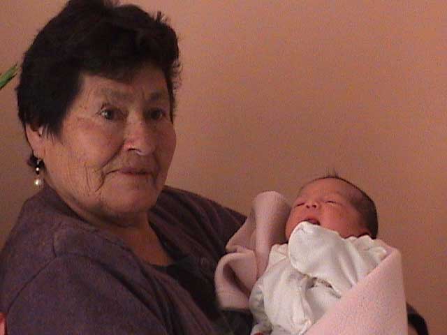 Jennifer Ann en brazos de su abuelita Guillermina. Lima, Agosto 2006.