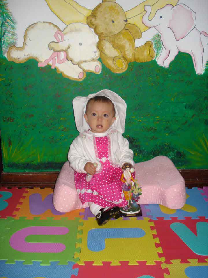 Jennifer Ann, en sus 11� cumplem�s, estrenando su vestido fuccia. Cajamarca, junio 2007.