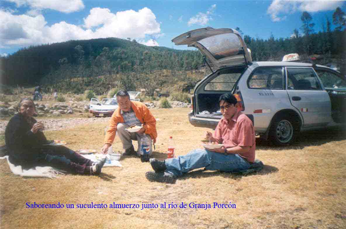 Saboreando un suculento almuerzo junto al r�o de Granja Porc�n.