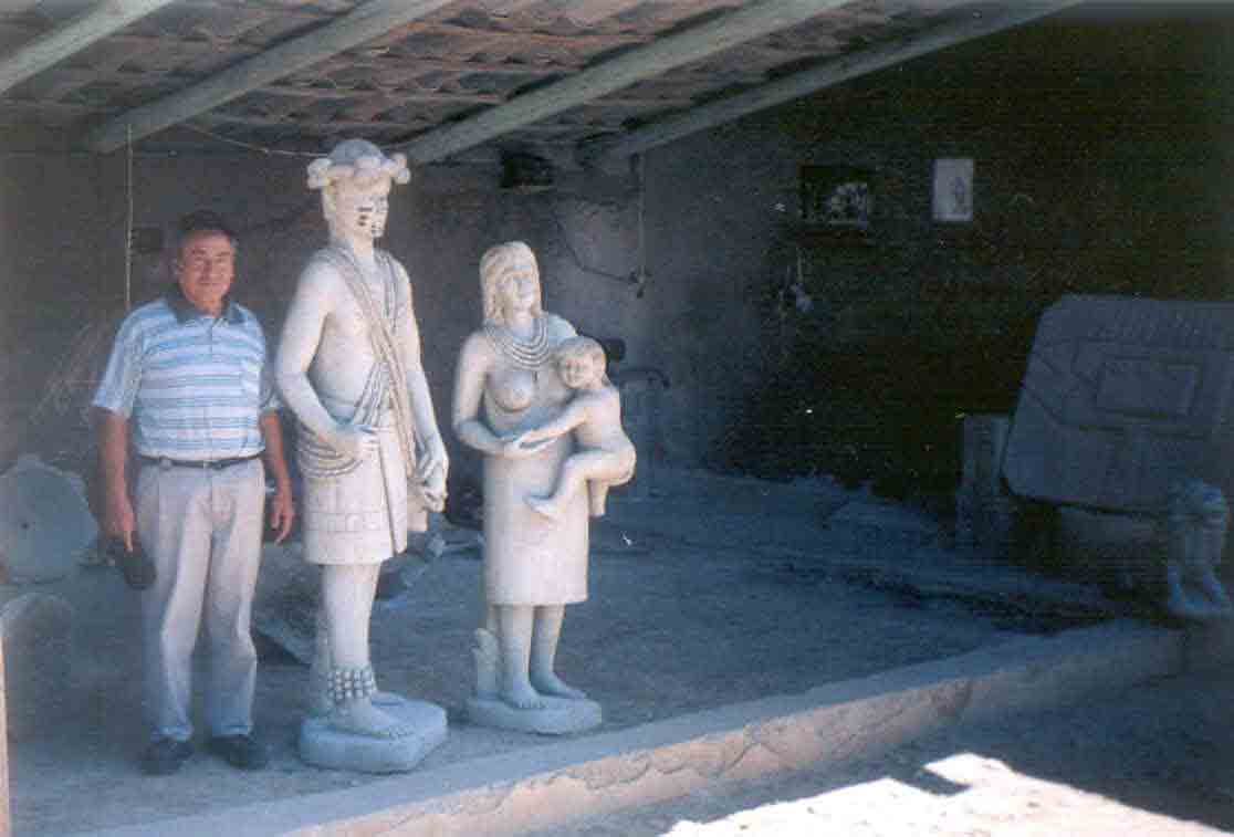 "Las Chicholinas peruanas" escultura en tama�o natural esculpidas por artesanos de Huambocancha.
