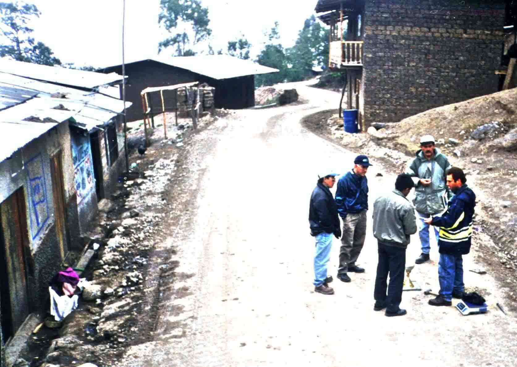 El Ing. Samuel Ortiz haciendo una inspecci�n. Cajamarca, Octubre 2005.