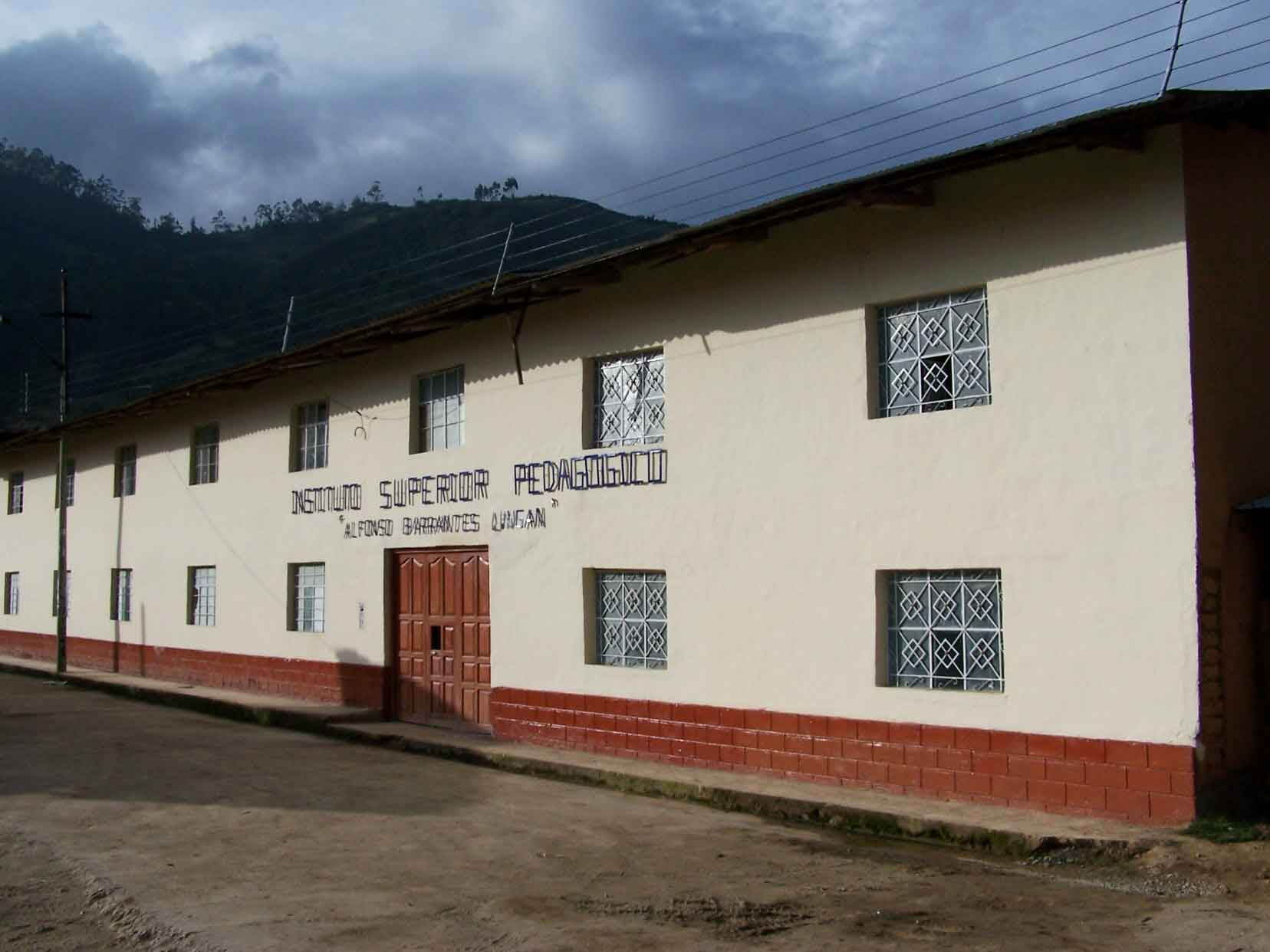 Instituto Superior Pedag�gico "Dr. Alfonso Barrantes Lingan". Cortes�a del Sr. �ngel Quiroz Huerta.